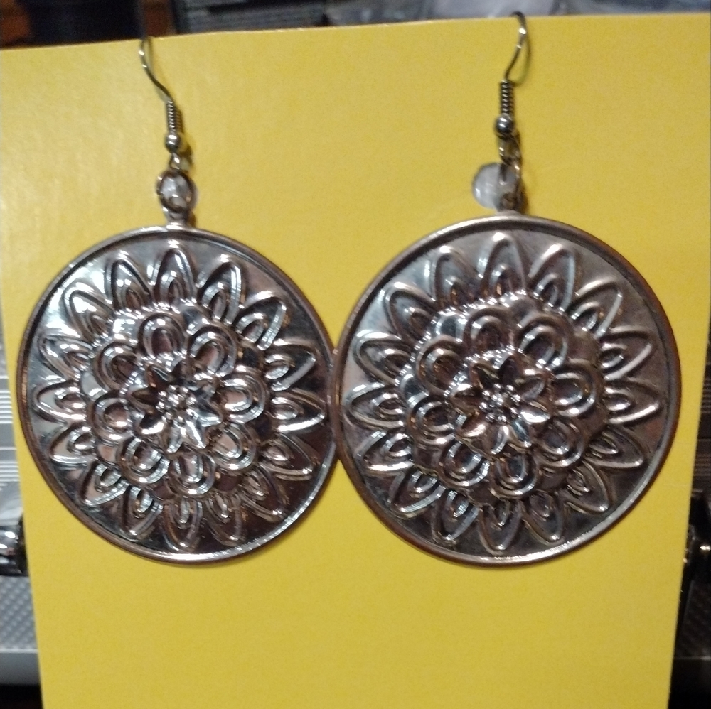 Vintage silvertoned flower earrings